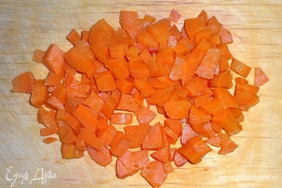 Вареную морковь очистить от кожуры, нарезать кубиками.