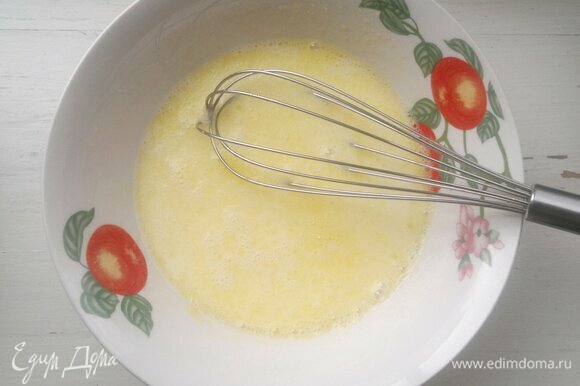 Для теста яйца взбить с сахаром, солью, ванилином. Влить теплое молоко, перемешать.