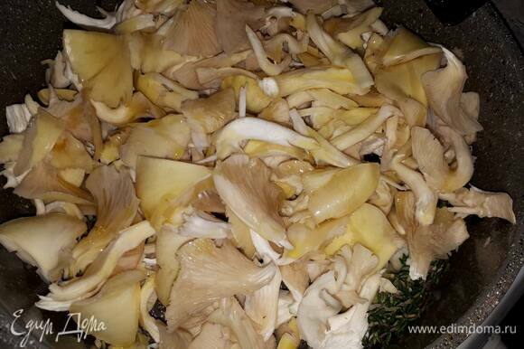 Крупно нарежьте грибы и обжарьте с тимьяном и чесноком.