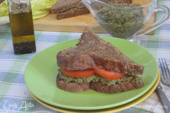 Закуску удобнее есть в виде сэндвича. Сверху полейте его ароматным оливковым маслом.