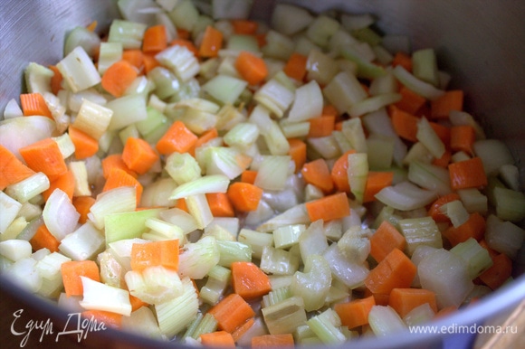 Нарезать, обжарить лук, морковь, чеснок, имбирь, сельдерей.