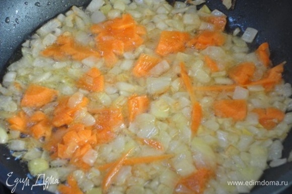 Лук нарезать мелко, морковь — полукольцами. Обжарить овощи на растительном масле.