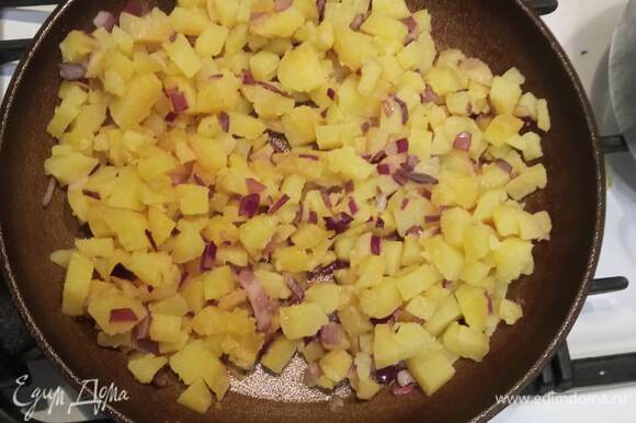 Картофель отвариваем в мундире. Даем чуть-чуть остыть, чтобы можно было очистить и нарезать. Луковицу нарезаем мелко, картофель — кубиком. Разогреваем сковороду, растапливаем сливочное масло с каплей растительного (чтобы сливочное не горело) и обжариваем лук 1–2 минуты, добавляем картофель и жарим до легкой корочки.