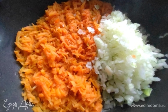Морковь натереть и перенести овощи на сковороду.