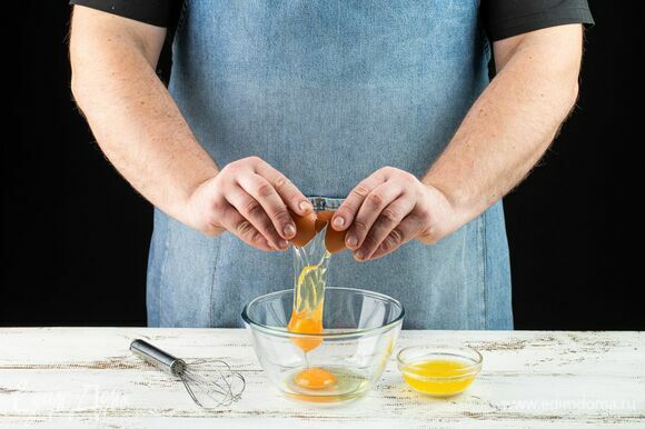 Разбейте яйца в отдельную миску и взбейте венчиком, растопите сливочное масло.
