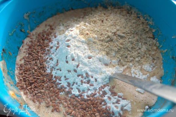 Высыпать лен и семечки в муку с разрыхлителем и солью.