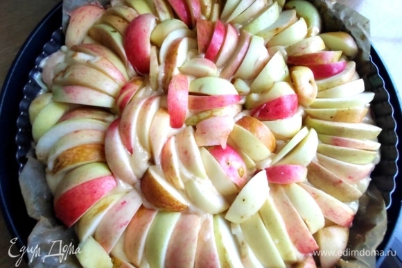 Уложить яблоки плотно на тесто.