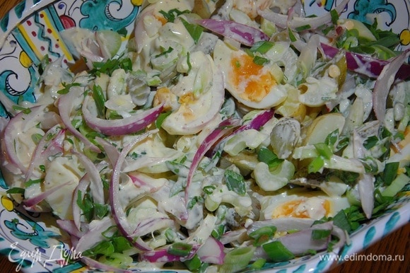В глубокое блюдо выложить нарезанные овощи и яйца, смазать майонезом, посыпать замаринованным луком и измельченной зеленью.
