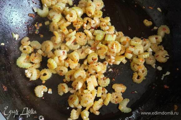 Пока варится фасоль с овощами, на сковороде обжариваем в масле перец чили 1 минуту. Добавляем оставшийся сельдерей и обжариваем 5 минут.