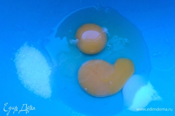 Яйца смешать с сахаром, солью, ванильным сахаром.