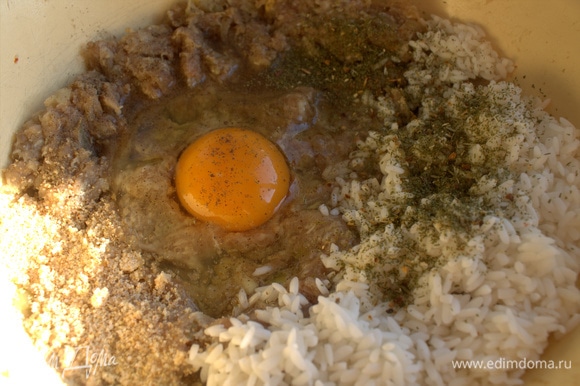Для тефтелей я добавила яйцо, рис и специи. Рис ошпарила кипятком, перемешала и слила с него воду.