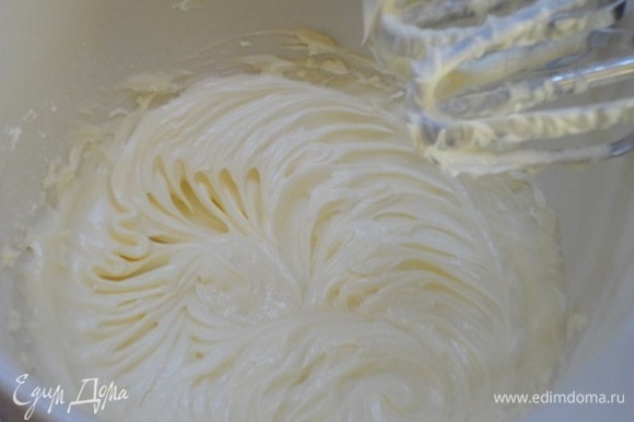 Мягкое сливочное масло взбиваем с оставшейся сахарной пудрой (60 г) до воздушной светлой массы и добавляем его к основной массе. Все тщательно перемешиваем.