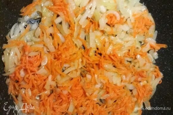 Приступаем к приготовлению заправки для супа. Мелко нарежьте 1 оставшуюся луковицу и морковь. Лучше, если это будут мелкие кубики, но можно натереть морковь и на терке. Обжарьте лук и морковь на растительном масле до мягкости. Если морковь не очень сладкая, то можно добавить в зажарку 0,5 ч. л. сахара.