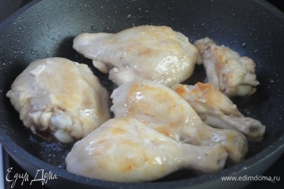 Части курицы (у меня тут еще и плечики) натереть солью и обжарить в растительном масле до золотистого цвета. Готовим в сковороде, которую можно потом поставить в духовку.