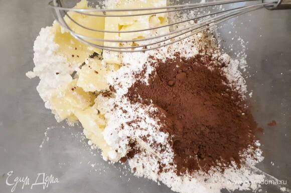 Для теста взбейте размягченное масло с сахарной пудрой и какао, добавьте яйцо (1/3), муку и миндаль и замесите тесто. Оно будет немного липким.