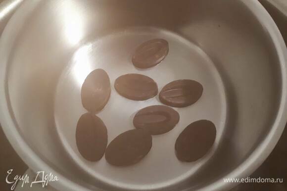 Растопите шоколад на водяной бане. Обмажьте тесто шоколадом с помощью кисточки. Нанесите немного горячего шоколада на внутреннюю поверхность колец и аккуратно приклейте скорлупки. Зафиксируйте в морозилке 5 минут.