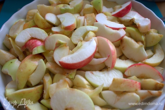 Нарезать дольками яблоки. Вес яблок указан в очищенном виде. Сбрызнуть лимонным соком.