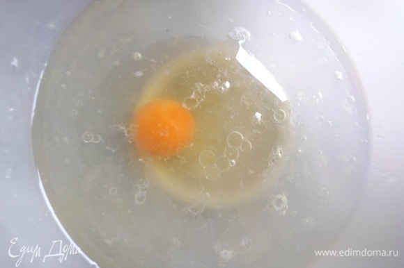 В отвар от картофеля влить масло, вбить яйцо, добавить соль, сахар. Если отвар соленый, то осторожнее добавляйте соль.