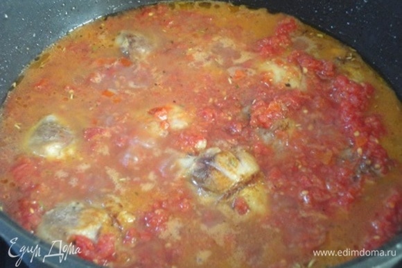 Добавить томатное пюре, перемешать, довести до кипения, затем уменьшить нагрев и готовить под крышкой 45–50 минут.