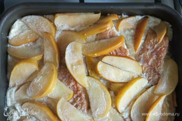 Нагреть духовку до 180°C. Форму для запекания смазать маслом, выложить рыбу, сверху разложить яблоки, залить яичной смесью, накрыть фольгой и запекать в духовке 25 минут.