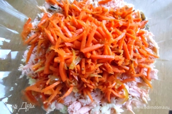 Накрыть рыбу морковным слоем.