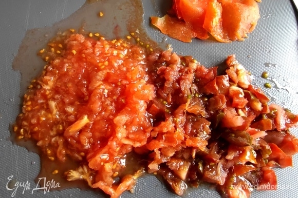 Пока овощи поджариваются слегка, ошпарить томаты или натереть и снять кожицу (или взять готовые из банки).