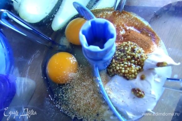Для начинки к яйцам добавить сметану, горчицу и специи.