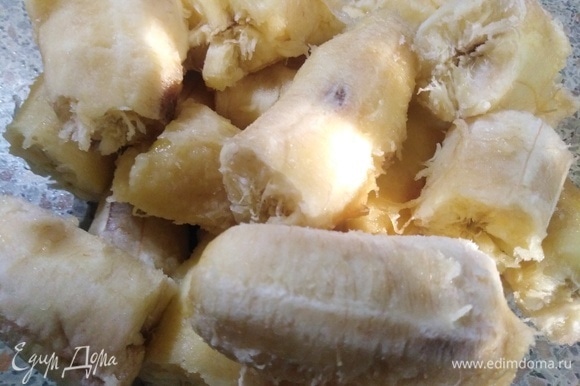 Бананы почистить, разломать. Пробить блендером с солью и сахаром.