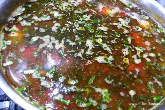 Добавить зеленый горошек и зелень. Проварить суп в течение 5 минут.