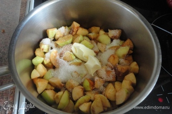 Для начинки яблоки очистить от семян, нарезать небольшими кубиками. Отправить в сотейник с толстым дном или сковороду, кастрюльку. Всыпать сахар. Добавить сливочное масло. Перемешать. Установить на умеренный огонь. Готовить 10–15 минут, помешивая, на умеренном нагреве до мягкости яблочных кусочков и испарения образовавшегося сока. Яблочную начинку немного остудить до теплого состояния.