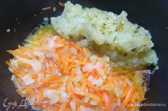 Обжарить лук с морковью. Добавить натертые на крупной терке и отжатые от рассола огурцы.
