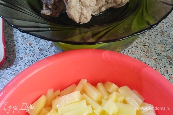 Мясо вынуть из бульона, разобрать от костей. В кастрюлю добавить нарезанный картофель. Варить 10 минут, добавить пережаренные овощи.