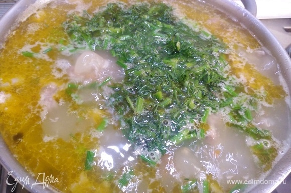 Варить суп еще 15 минут. В конце готовки добавить зелень.