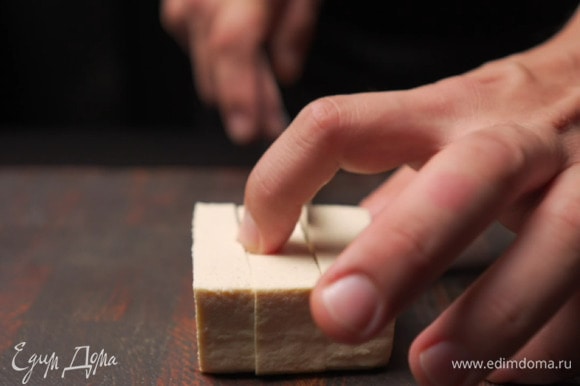 Тофу режем на небольшие кубики размером примерно 1 см.