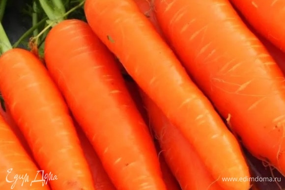 Морковь промыть и, если нужно, почистить.