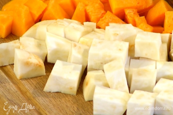 Картофель, тыкву, корень сельдерея, морковь почистить и нарезать кубиками.