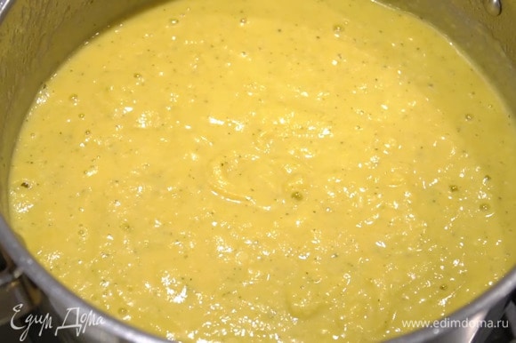 Сыр натереть на самой мелкой терке, часть добавить в кастрюлю и перемешать.