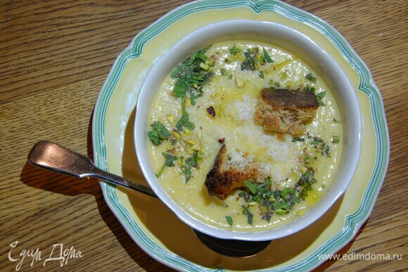 Разлить суп в пиалы, посыпать зеленью и оставшимся натертым сыром.