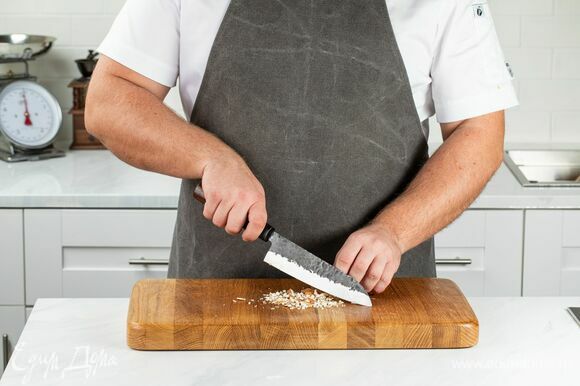 Измельчите в ступке или мелко нарежьте орехи. Для одной порции достаточно 2–3 шт. ореха пекан или обжаренного миндаля.