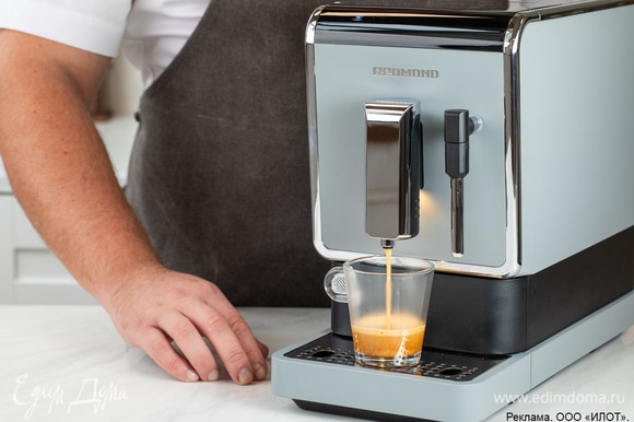 Приготовьте двойной эспрессо с помощью кофемашины REDMOND RCM-1517.