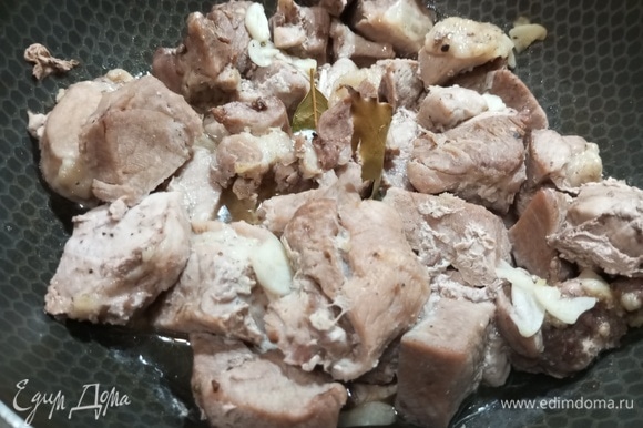 Снять фольгу, к мясу добавить лавровый лист, поставить обратно в духовку на 15–20 минут.