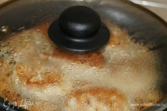 Сковороду накройте крышкой, тушите котлеты на медленном огне 10–15 минут, пока влага не выкипит. После крышку сковороды накройте полотенцем, дайте котлетам отдохнуть.