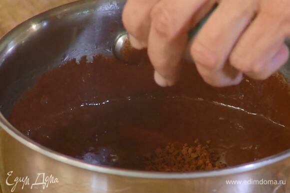 Растопленный шоколад снять с огня, всыпать 2 ст. ложки какао и перемешать.