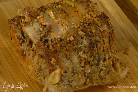 Готовое мясо переложить на деревянную поверхность или прогретую тарелку и полить выделившимся соком.