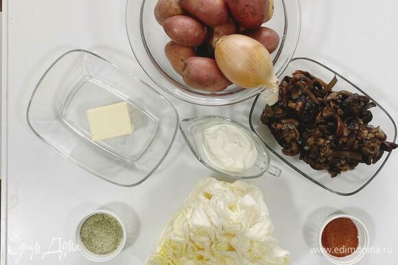 Подготовить ингредиенты: 1 кг картофеля, 50 г сливочного масла, репчатый лук, 0,5 кг грибов, 0,5 кг капусты (свежей или квашеной) или любые овощи по вкусу, 3 ст. ложки сметаны, 200 г панировочных сухарей.