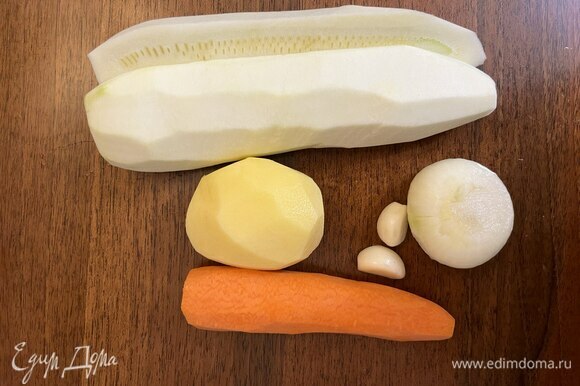 Почистить репчатый лук, морковь, картофель. Кабачок очистить от кожуры и семян.