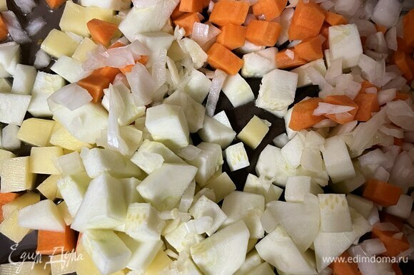 Затем нарезать лук, морковь, кабачок, картофель небольшими кубиками. Чеснок мелко нарезать.