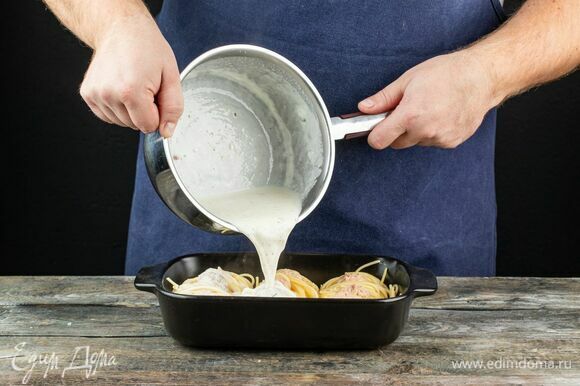 Возьмите форму для выпечки и сформируйте «гнезда» из готовой пасты. В каждое положите тефтельки. Сверху полейте блюдо сливочным соусом.