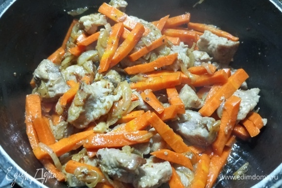 Всыпать нарезанную брусочками морковь. Добавить зиру, шафран и перец. Жарить 5–7 минут.