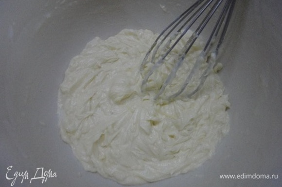 Начинайте с приготовления начинки. В этот раз я использовала творожный сыр. Если у вас творог, то обязательно пробейте его погружным блендером. Яичный белок (1 шт.), манную крупу (1 ст. л.), сахар (2 ст. л.), ванильный сахар (8 г) — все хорошо перемешиваем.